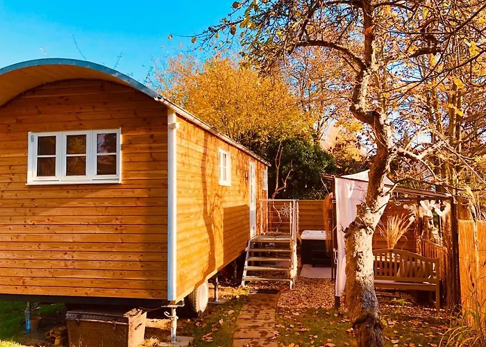 Zirkuswagen mit Outdoor Whirlpool und Garten